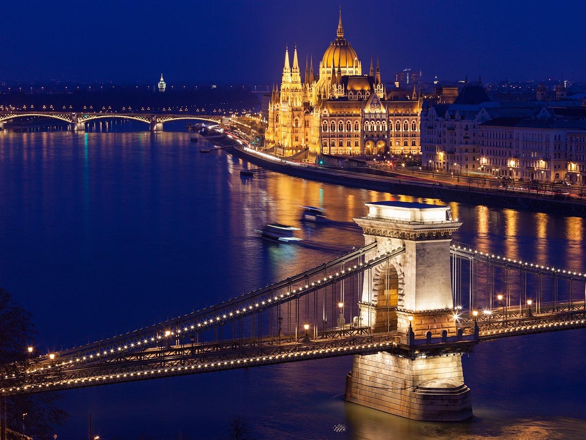 budapest-by-night-tuck-tuck